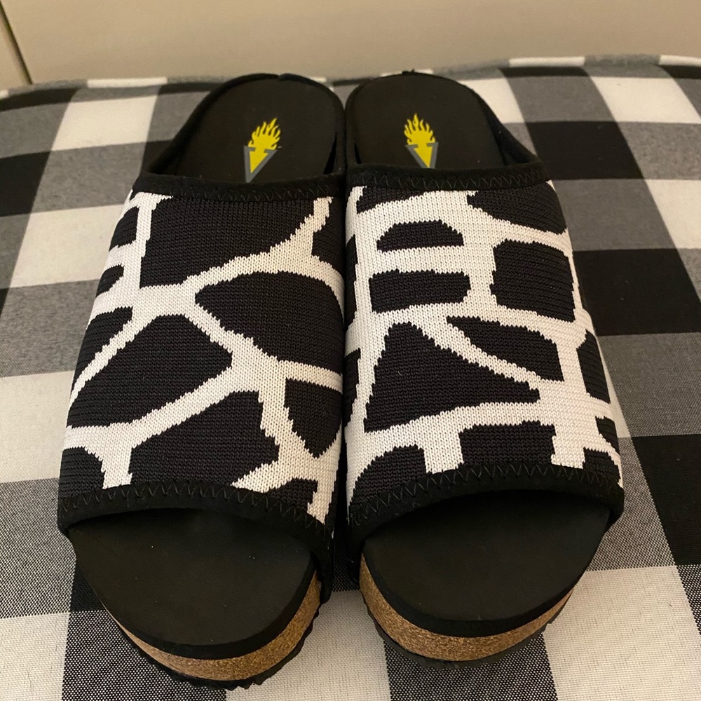 Black/white wedges